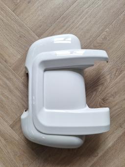 witte kappen over de camper spiegel